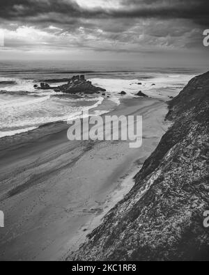 Un cliché vertical en niveaux de gris des formations rocheuses sur la côte ouest du Portugal Banque D'Images