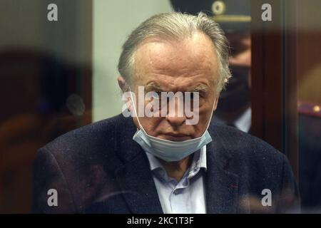 L'historien russe Oleg Sokolov, accusé d'avoir tué sa copine et son ancien étudiant Anastasia Yeshchenko, attend dans une salle de tribunal à Saint-Pétersbourg, en Russie, sur 14 octobre 2020. (Photo de Sergey Nikolaev/NurPhoto) Banque D'Images