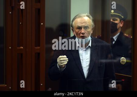 L'historien russe Oleg Sokolov, accusé d'avoir tué sa copine et son ancien étudiant Anastasia Yeshchenko, attend dans une salle de tribunal à Saint-Pétersbourg, en Russie, sur 14 octobre 2020. (Photo de Sergey Nikolaev/NurPhoto) Banque D'Images