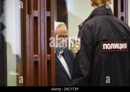 L'historien russe Oleg Sokolov, accusé d'avoir tué sa copine et son ancien étudiant Anastasia Yeshchenko, attend dans une salle de tribunal à Saint-Pétersbourg, en Russie, sur 14 octobre 2020. (Photo de Sergey Nikolaev/NurPhoto) Banque D'Images