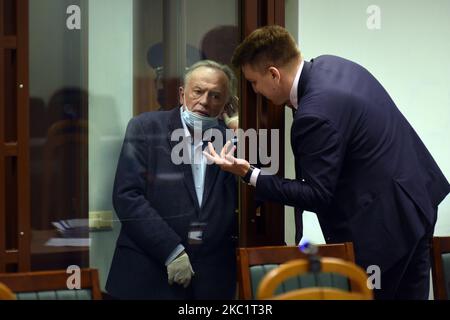 L'historien russe Oleg Sokolov, accusé d'avoir tué sa copine et son ancien étudiant Anastasia Yeshchenko, parle à son avocat dans une salle de tribunal à Saint-Pétersbourg, en Russie, sur 14 octobre 2020. (Photo de Sergey Nikolaev/NurPhoto) Banque D'Images