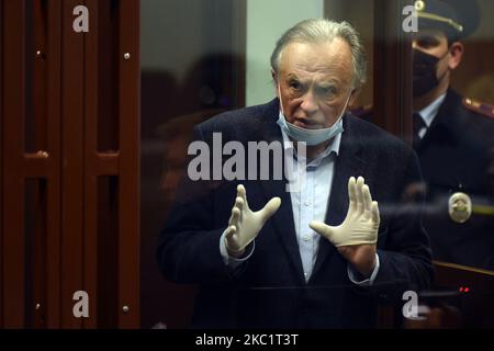 L'historien russe Oleg Sokolov, accusé d'avoir tué sa copine et son ancien étudiant Anastasia Yeshchenko, attend dans une salle de tribunal à Saint-Pétersbourg, en Russie, sur 14 octobre 2020. (Photo de Sergey Nikolaev/NurPhoto) Banque D'Images