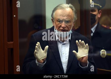 L'historien russe Oleg Sokolov, accusé d'avoir tué sa copine et son ancien étudiant Anastasia Yeshchenko, attend dans une salle de tribunal à Saint-Pétersbourg, en Russie, sur 14 octobre 2020. (Photo de Sergey Nikolaev/NurPhoto) Banque D'Images