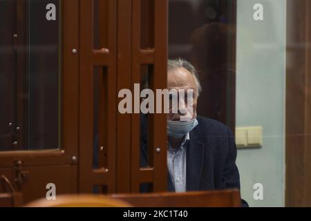 L'historien russe Oleg Sokolov, accusé d'avoir tué sa copine et son ancien étudiant Anastasia Yeshchenko, attend dans une salle de tribunal à Saint-Pétersbourg, en Russie, sur 14 octobre 2020. (Photo de Sergey Nikolaev/NurPhoto) Banque D'Images