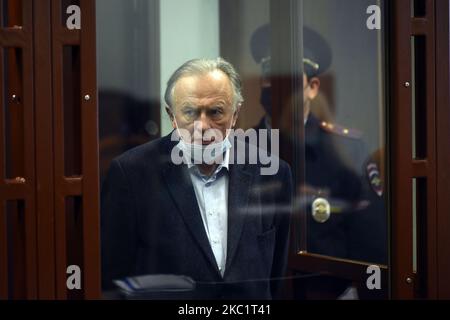 L'historien russe Oleg Sokolov, accusé d'avoir tué sa copine et son ancien étudiant Anastasia Yeshchenko, attend dans une salle de tribunal à Saint-Pétersbourg, en Russie, sur 14 octobre 2020. (Photo de Sergey Nikolaev/NurPhoto) Banque D'Images