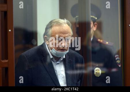 L'historien russe Oleg Sokolov, accusé d'avoir tué sa copine et son ancien étudiant Anastasia Yeshchenko, attend dans une salle de tribunal à Saint-Pétersbourg, en Russie, sur 14 octobre 2020. (Photo de Sergey Nikolaev/NurPhoto) Banque D'Images