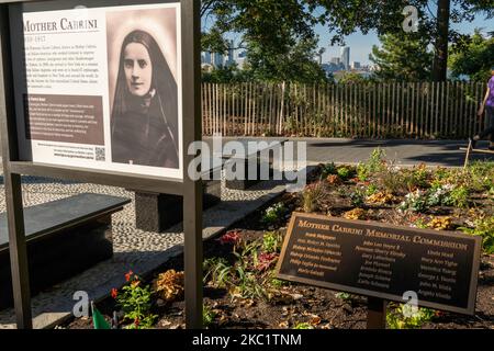 Le Mémorial de la mère Cabrini dans le parc Battery est dévoilé le jour de Columbus, à 14 octobre 2020. Pendant la pandémie, lorsque le défilé de la fête de Colomb a été annulé, le mémorial et la sculpture de mère Cabrini ont été dévoilés. Mère Cabrini née Maria Francesca Cabrini a été la première citoyenne américaine à être canonisée en tant que Saint par l'Église catholique romaine. (Photo de John Nacion/NurPhoto) Banque D'Images