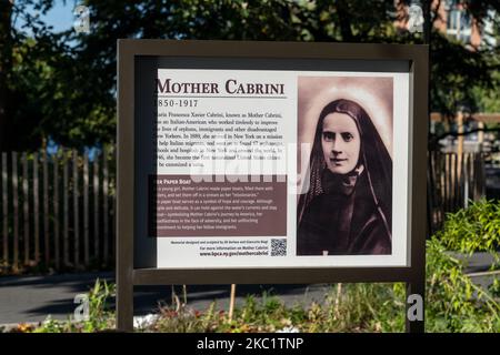 Le Mémorial de la mère Cabrini dans le parc Battery est dévoilé le jour de Columbus, à 14 octobre 2020. Pendant la pandémie, lorsque le défilé de la fête de Colomb a été annulé, le mémorial et la sculpture de mère Cabrini ont été dévoilés. Mère Cabrini née Maria Francesca Cabrini a été la première citoyenne américaine à être canonisée en tant que Saint par l'Église catholique romaine. (Photo de John Nacion/NurPhoto) Banque D'Images