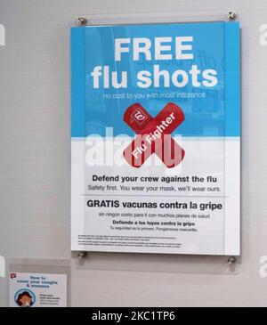 14 octobre 2020 - Orlando, Floride, États-Unis - Un panneau publicitaire gratuit vaccin contre la grippe est vu à une pharmacie CVS sur 14 octobre 2020 à Orlando, Floride. Les experts de la santé demandent instamment à tous de se faire vacciner contre la grippe d'ici la fin octobre afin d'éviter un « double-demic » avec l'arrivée de la saison de la grippe pendant la pandémie COVID-19. (Photo de Paul Hennessy/NurPhoto) Banque D'Images