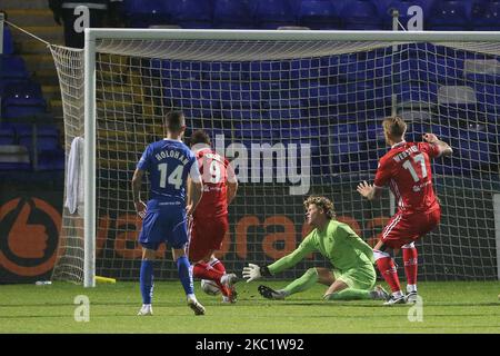 Ben Killip, de Hartlepool United, sauve de Byron Webster, à Bromley, lors du match de la Vanarama National League entre Hartlepool United et Bromley, à Victoria Park, Hartlepool, le mardi 13th octobre 2020. (Photo de Mark Fletcher/MI News/NurPhoto) Banque D'Images