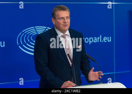 Le vice-président de la Commission européenne chargé des relations interinstitutionnelles et de la prospective Maroš ŠEFCOVIC s'adresse à la presse à Bruxelles, Belgique, le 14 octobre 2020. Maroš Šefcovic, vice-président de la Commission, a lancé l'Alliance européenne des batteries (EBA) pour construire un écosystème de batteries compétitif, durable et innovant en Europe. (Photo de Jonathan Raa/NurPhoto) Banque D'Images