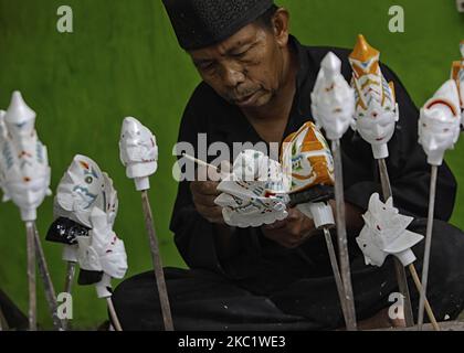 L'artisan de wayang Golek Entang Sutisna (73) produit du wayang golek en bois de boléme (Alstonia scholaris) à Media Art, à Bogor City, Java Ouest, Indonésie, on 15 octobre, 2020. Le wayang golek traditionnel javanais occidental est vendu à plusieurs pays tels que les pays-Bas, le Japon, la Corée, la Suisse, l'Allemagne et les Etats-Unis (photo par Adriana Adie/NurPhoto) Banque D'Images