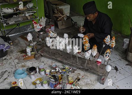 Un artisan de Wayang Golek Entang Sutisna (73) produit du wayang golek en bois de boléme (Alstonia scholaris) à Media Art, dans la ville de Bogor, à Java-Ouest, en Indonésie, sur 15 octobre, 2020. Le wayang golek traditionnel javanais occidental est vendu à plusieurs pays tels que les pays-Bas, le Japon, la Corée, la Suisse, l'Allemagne et les Etats-Unis (photo par Adriana Adie/NurPhoto) Banque D'Images