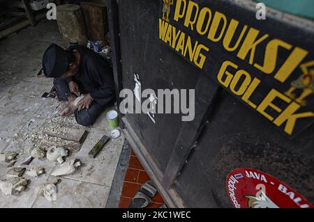 Un artisan Entang Sutisna (73) produit des marionnettes Wayang Golek ou golek à Media Art, à Bogor City, West Java, Indonésie, on 15 octobre, 2020. La marionnette traditionnelle javanaise occidentale 'Wayang Golek' pour vente à plusieurs pays tels que les pays-Bas, le Japon, la Corée, la Suisse, l'Allemagne et les Etats-Unis (photo par Adriana Adie/NurPhoto) Banque D'Images