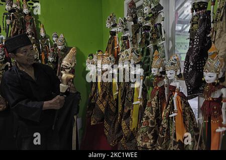 Un artisan Entang Sutisna (73) organise une marionnette en bois (wayang golek) à Media Art, à Bogor City, West Java, Indonésie, on 15 octobre, 2020. La marionnette traditionnelle javanaise occidentale 'Wayang Golek' pour vente à plusieurs pays tels que les pays-Bas, le Japon, la Corée, la Suisse, l'Allemagne et les Etats-Unis (photo par Adriana Adie/NurPhoto) Banque D'Images