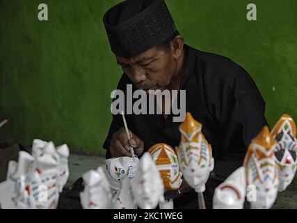 L'artisan de wayang Golek Entang Sutisna (73), vu colorer une marionnette à l'art des médias, à Bogor City, Java Ouest, Indonésie, on 15 octobre, 2020. La marionnette traditionnelle javanaise occidentale 'Wayang Golek' pour vente à plusieurs pays tels que les pays-Bas, le Japon, la Corée, la Suisse, l'Allemagne et les Etats-Unis (photo par Adriana Adie/NurPhoto) Banque D'Images