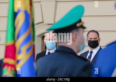 Le Premier ministre ukrainien Denys Shmyhal (L) et le Chef du Bureau présidentiel Andriy Yermak (R) sont vus à travers les officiers de l'armée se trouvent pendant la cérémonie de serment à la résidence officielle du Président de l'Ukraine Palais Mariyinsky à Kiev, Ukraine, 14 octobre 2020. Plusieurs centaines d'étudiants ont prêté serment solennellement en entrant dans le Lyceum militaire Ivan Bohun Kyiv (photo de Sergii Kharchenko/NurPhoto) Banque D'Images