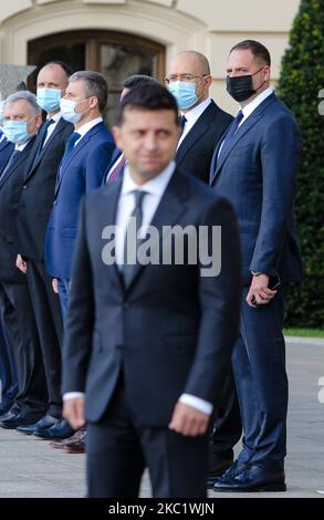 Le Premier ministre ukrainien Denys Shmyhal (2nd R) et le Chef du Bureau présidentiel Andriy Yermak (R) s'en occuper le Président ukrainien Volodymyr Zelensky laissant la cérémonie de serment des futurs officiers de l'armée à la résidence officielle du Président de l'Ukraine Palais Mariyinsky à Kiev, Ukraine, 14 octobre 2020. Plusieurs centaines d'étudiants ont prêté serment solennellement en entrant dans le Lyceum militaire Ivan Bohun Kyiv (photo de Sergii Kharchenko/NurPhoto) Banque D'Images