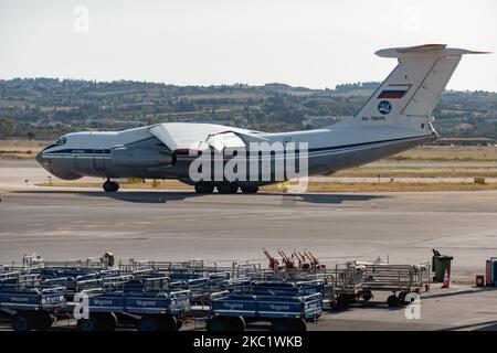 Une Union soviétique a fait Ilyushin il-76MD avions de fret commercial transportant de lourdes charges comme vu garés sur le tarmac et décollage de l'aéroport international de Thessalonique SKG LGTS sur 21 septembre 2020. L'avion turboventilateur Il76 à quatre moteurs avec enregistrement RA-78845 appartient au gouvernement de la Russie, en particulier à l'Armée de l'Air de la Fédération de Russie. Le type de l'avion avait son premier vol le 1971 mars. Thessalonique, Grèce sur 21 septembre 2020 (photo de Nicolas Economou/NurPhoto) Banque D'Images