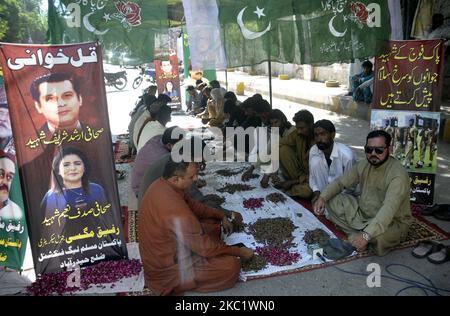 Hyderabad, Pakistan. 04th novembre 2022. Des militants de la Ligue musulmane fonctionnelle (PML-F) récitent Qul Khwani pour les âmes égadées d'Arshad Sharif, journaliste, Sadaf Naeem, journaliste et martyrs des forces armées pakistanaises, au club de presse d'Hyderabad vendredi, 04 novembre 2022. Credit: Asianet-Pakistan/Alamy Live News Banque D'Images