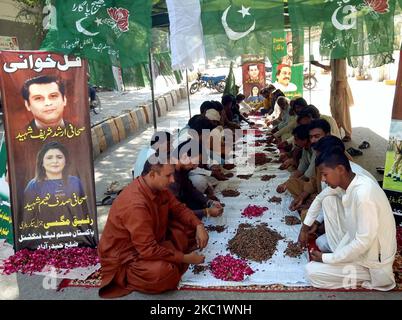 Hyderabad, Pakistan. 04th novembre 2022. Des militants de la Ligue musulmane fonctionnelle (PML-F) récitent Qul Khwani pour les âmes égadées d'Arshad Sharif, journaliste, Sadaf Naeem, journaliste et martyrs des forces armées pakistanaises, au club de presse d'Hyderabad vendredi, 04 novembre 2022. Credit: Asianet-Pakistan/Alamy Live News Banque D'Images