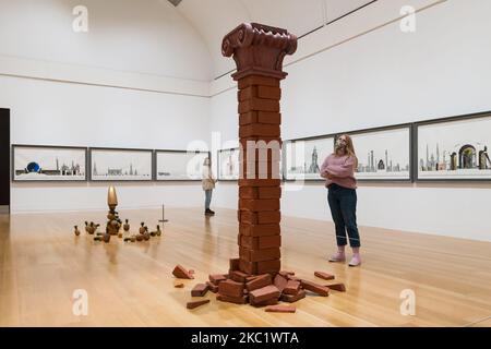 (NOTE DE L'ÉDITEUR : Usage éditorial seulement)le membre du personnel de la Galerie examine le soutien sans appui (1987) et architectural fragment/ Third column (1986) par Edward Allington (1951-2017) avec une installation à partir de la naissance du paradis (1983) en arrière-plan au cours d'un photocall pour promouvoir l'ouverture de nouveaux affichages à Tate Britain dans le cadre des trois collections du musée Itinéraires conçus pour permettre aux visiteurs de se déplacer dans la galerie dans un système à sens unique en raison des restrictions du coronavirus le 15 octobre 2020 à Londres, Angleterre. (Photo de Wiktor Szymanowicz/NurPhoto) Banque D'Images