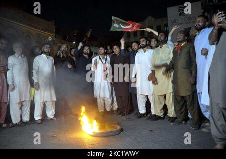 Hyderabad, Pakistan. 04th novembre 2022. Les partisans et les activistes de Tehreek-e-Insaf (PTI) sont bloqués sur la route et brûlent des pneus alors qu'ils tiennent une manifestation de protestation contre la tentative d'assassinat contre Imran Khan, président du PTI pendant la longue marche à Wazirabad, à Hyderabad vendredi, 04 novembre 2022. Les partisans du Pakistan Tehreek-e-Insaf (PTI) sont descendus dans la rue dans différentes parties du pays contre la tentative d'assassinat du chef du parti et de l'ancien premier ministre Imran Khan. Credit: Asianet-Pakistan/Alamy Live News Banque D'Images