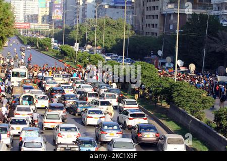 Hyderabad, Pakistan. 04th novembre 2022. Les partisans et les militants de Tehreek-e-Insaf (PTI) sont bloqués car ils tiennent une manifestation contre la tentative d'assassinat contre Imran Khan, président du PTI, pendant la longue marche à Wazirabad, à Shahrah-e-Faisal à Karachi vendredi, 04 novembre 2022. Les partisans du Pakistan Tehreek-e-Insaf (PTI) sont descendus dans la rue dans différentes parties du pays contre la tentative d'assassinat du chef du parti et de l'ancien premier ministre Imran Khan. Credit: Asianet-Pakistan/Alamy Live News Banque D'Images