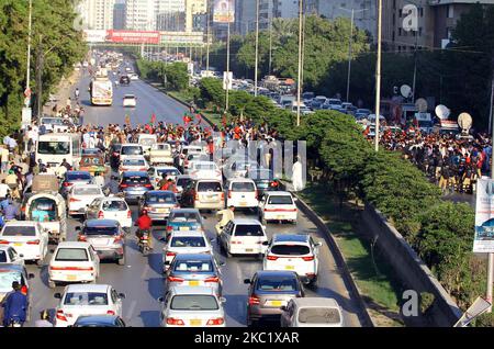 Hyderabad, Pakistan. 04th novembre 2022. Les partisans et les militants de Tehreek-e-Insaf (PTI) sont bloqués car ils tiennent une manifestation contre la tentative d'assassinat contre Imran Khan, président du PTI, pendant la longue marche à Wazirabad, à Shahrah-e-Faisal à Karachi vendredi, 04 novembre 2022. Les partisans du Pakistan Tehreek-e-Insaf (PTI) sont descendus dans la rue dans différentes parties du pays contre la tentative d'assassinat du chef du parti et de l'ancien premier ministre Imran Khan. Credit: Asianet-Pakistan/Alamy Live News Banque D'Images