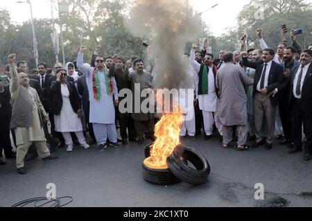 Hyderabad, Pakistan. 04th novembre 2022. Les partisans et les activistes de Tehreek-e-Insaf (PTI) brûlent des pneus alors qu'ils tiennent une manifestation contre une tentative d'assassinat contre Imran Khan, président du PTI, pendant la longue marche à Wazirabad, devant la Maison du gouverneur à Lahore vendredi, 04 novembre 2022. Les partisans du Pakistan Tehreek-e-Insaf (PTI) sont descendus dans la rue dans différentes parties du pays contre la tentative d'assassinat du chef du parti et de l'ancien premier ministre Imran Khan. Credit: Asianet-Pakistan/Alamy Live News Banque D'Images