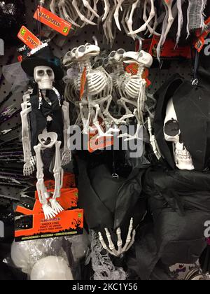 Décorations d'Halloween dans un magasin de Toronto, Ontario, Canada. Il a été conseillé aux Torontois de célébrer Halloween dans leurs foyers et d'éviter les tricks ou les traitements pour aider à ralentir la propagation du nouveau coronavirus (COVID-19). Toronto continue d'être un point d'accès pour les infections à COVID-19 et a récemment été ramené à un verrouillage modifié de « niveau 2 ». (Photo de Creative Touch Imaging Ltd./NurPhoto) Banque D'Images