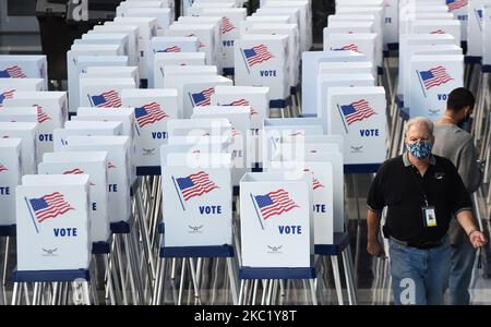 Les travailleurs électoraux ont installé des kiosques de vote sur un site de vote précoce établi par la ville d'Orlando et la magie d'Orlando au Amway Centre, l'arène de la magie, sur 15 octobre 2020, à Orlando, en Floride. Le vote par anticipation commence en Floride sur 19 octobre 2020. (Photo de Paul Hennessy/NurPhoto) Banque D'Images