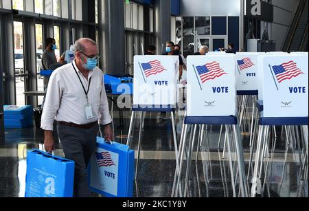 Les travailleurs électoraux ont installé des kiosques de vote sur un site de vote précoce établi par la ville d'Orlando et la magie d'Orlando au Amway Centre, l'arène de la magie, sur 15 octobre 2020, à Orlando, en Floride. Le vote par anticipation commence en Floride sur 19 octobre 2020. (Photo de Paul Hennessy/NurPhoto) Banque D'Images