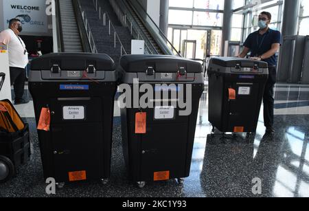 Un travailleur apporte des machines de tabulation à un site de vote précoce établi par la ville d'Orlando et la magie d'Orlando au centre Amway, l'arène de la magie, sur 15 octobre 2020 à Orlando, en Floride. Le vote par anticipation commence en Floride sur 19 octobre 2020. (Photo de Paul Hennessy/NurPhoto) Banque D'Images