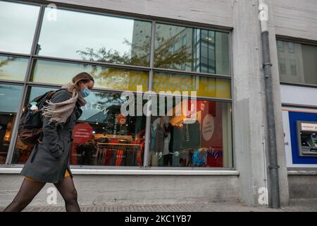 Confinement partiel et vie quotidienne dans la ville d'Eindhoven, aux pays-Bas, avec des personnes portant un masque facial lorsqu'elles sont à l'extérieur ou sur la bicyclette comme mesure de protection contre la propagation de l'épidémie de coronavirus Covid-19. Le mardi 13 octobre 2020, le Premier ministre néerlandais Mark Rutte a annoncé que les pays-Bas doivent revenir à un verrouillage partiel, fermer les bars, les cafés et les restaurants, l'utilisation obligatoire du masque facial à l'intérieur, la limitation au nombre de personnes se rassemblent à l'intérieur, les activités sportives et plus sont également touchées pendant quatre semaines. Le pays a été l'un des principaux points chauds i Banque D'Images