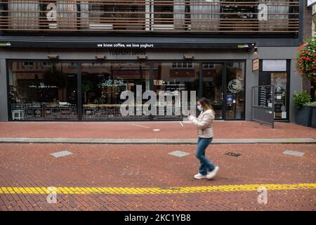 Les gens d'Eindhoven passent devant des cafés et des bars fermés pendant le confinement partiel et la vie quotidienne dans la ville d'Eindhoven aux pays-Bas avec des gens portant un masque facial lorsqu'ils sont à l'extérieur ou à vélo comme mesure de protection contre la propagation de l'épidémie de coronavirus Covid-19. Le mardi 13 octobre 2020, le Premier ministre néerlandais Mark Rutte a annoncé que les pays-Bas doivent revenir à un verrouillage partiel, la fermeture des bars, cafés et restaurants, l'utilisation obligatoire du masque facial à l'intérieur, la limitation au nombre de personnes se rassemblent à l'intérieur, les activités sportives et plus sont également un Banque D'Images