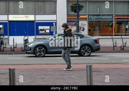 Confinement partiel et vie quotidienne dans la ville d'Eindhoven, aux pays-Bas, avec des personnes portant un masque facial lorsqu'elles sont à l'extérieur ou sur la bicyclette comme mesure de protection contre la propagation de l'épidémie de coronavirus Covid-19. Le mardi 13 octobre 2020, le Premier ministre néerlandais Mark Rutte a annoncé que les pays-Bas doivent revenir à un verrouillage partiel, fermer les bars, les cafés et les restaurants, l'utilisation obligatoire du masque facial à l'intérieur, la limitation au nombre de personnes se rassemblent à l'intérieur, les activités sportives et plus sont également touchées pendant quatre semaines. Le pays a été l'un des principaux points chauds i Banque D'Images