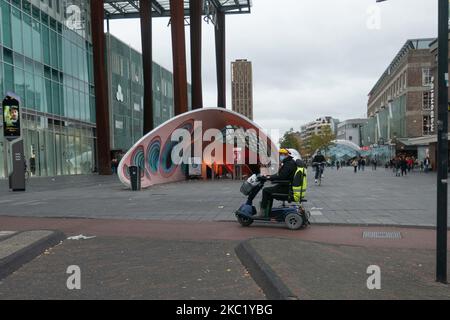 Confinement partiel et vie quotidienne dans la ville d'Eindhoven, aux pays-Bas, avec des personnes portant un masque facial lorsqu'elles sont à l'extérieur ou sur la bicyclette comme mesure de protection contre la propagation de l'épidémie de coronavirus Covid-19. Le mardi 13 octobre 2020, le Premier ministre néerlandais Mark Rutte a annoncé que les pays-Bas doivent revenir à un verrouillage partiel, fermer les bars, les cafés et les restaurants, l'utilisation obligatoire du masque facial à l'intérieur, la limitation au nombre de personnes se rassemblent à l'intérieur, les activités sportives et plus sont également touchées pendant quatre semaines. Le pays a été l'un des principaux points chauds i Banque D'Images