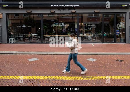 Les gens d'Eindhoven passent devant des cafés et des bars fermés pendant le confinement partiel et la vie quotidienne dans la ville d'Eindhoven aux pays-Bas avec des gens portant un masque facial lorsqu'ils sont à l'extérieur ou à vélo comme mesure de protection contre la propagation de l'épidémie de coronavirus Covid-19. Le mardi 13 octobre 2020, le Premier ministre néerlandais Mark Rutte a annoncé que les pays-Bas doivent revenir à un verrouillage partiel, la fermeture des bars, cafés et restaurants, l'utilisation obligatoire du masque facial à l'intérieur, la limitation au nombre de personnes se rassemblent à l'intérieur, les activités sportives et plus sont également un Banque D'Images