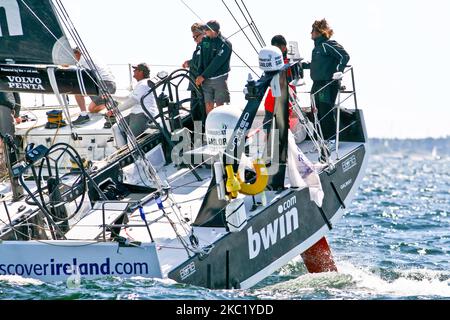 Un bateau Volvo naviguant à travers la mer brillante en Suède pendant la course de l'océan par une journée ensoleillée Banque D'Images