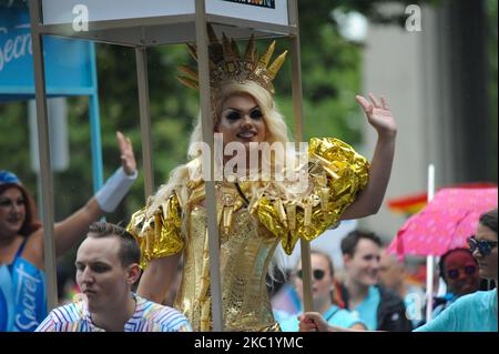 Les participants et les spectateurs sont descendus dans la rue pour honorer les droits du LGBTQ lors de la parade de la fierté gay 2019, samedi, 22 juin 2019, à Cincinnati, Ohio, États-Unis. L'édition 2020 de la parade de la fierté a été annulée en raison de la pandémie du coronavirus. (Photo de Jason Whitman/NurPhoto) Banque D'Images