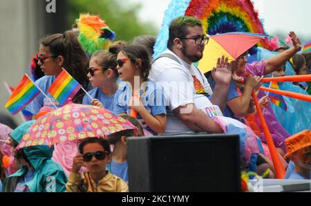 Les participants et les spectateurs sont descendus dans la rue pour honorer les droits du LGBTQ lors de la parade de la fierté gay 2019, samedi, 22 juin 2019, à Cincinnati, Ohio, États-Unis. L'édition 2020 de la parade de la fierté a été annulée en raison de la pandémie du coronavirus. (Photo de Jason Whitman/NurPhoto) Banque D'Images