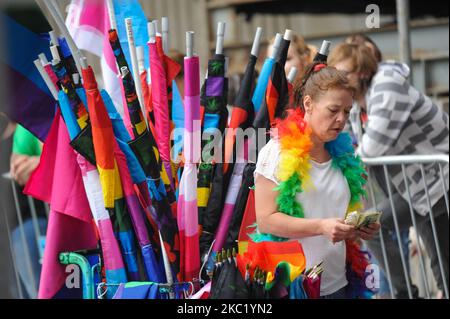 Les participants et les spectateurs sont descendus dans la rue pour honorer les droits du LGBTQ lors de la parade de la fierté gay 2019, samedi, 22 juin 2019, à Cincinnati, Ohio, États-Unis. L'édition 2020 de la parade de la fierté a été annulée en raison de la pandémie du coronavirus. (Photo de Jason Whitman/NurPhoto) Banque D'Images