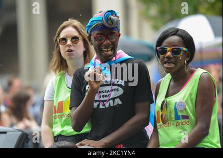 Les participants et les spectateurs sont descendus dans la rue pour honorer les droits du LGBTQ lors de la parade de la fierté gay 2019, samedi, 22 juin 2019, à Cincinnati, Ohio, États-Unis. L'édition 2020 de la parade de la fierté a été annulée en raison de la pandémie du coronavirus. (Photo de Jason Whitman/NurPhoto) Banque D'Images