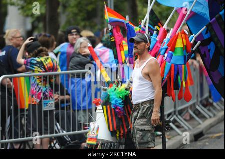 Les participants et les spectateurs sont descendus dans la rue pour honorer les droits du LGBTQ lors de la parade de la fierté gay 2019, samedi, 22 juin 2019, à Cincinnati, Ohio, États-Unis. L'édition 2020 de la parade de la fierté a été annulée en raison de la pandémie du coronavirus. (Photo de Jason Whitman/NurPhoto) Banque D'Images