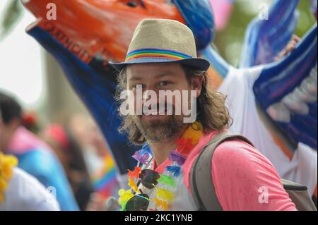 Les participants et les spectateurs sont descendus dans la rue pour honorer les droits du LGBTQ lors de la parade de la fierté gay 2019, samedi, 22 juin 2019, à Cincinnati, Ohio, États-Unis. L'édition 2020 de la parade de la fierté a été annulée en raison de la pandémie du coronavirus. (Photo de Jason Whitman/NurPhoto) Banque D'Images