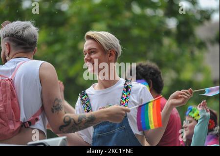 Les participants et les spectateurs sont descendus dans la rue pour honorer les droits du LGBTQ lors de la parade de la fierté gay 2019, samedi, 22 juin 2019, à Cincinnati, Ohio, États-Unis. L'édition 2020 de la parade de la fierté a été annulée en raison de la pandémie du coronavirus. (Photo de Jason Whitman/NurPhoto) Banque D'Images