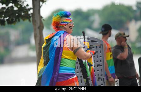 Les participants et les spectateurs sont descendus dans la rue pour honorer les droits du LGBTQ lors de la parade de la fierté gay 2019, samedi, 22 juin 2019, à Cincinnati, Ohio, États-Unis. L'édition 2020 de la parade de la fierté a été annulée en raison de la pandémie du coronavirus. (Photo de Jason Whitman/NurPhoto) Banque D'Images