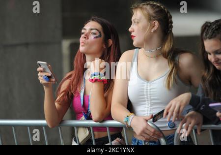 Les participants et les spectateurs sont descendus dans la rue pour honorer les droits du LGBTQ lors de la parade de la fierté gay 2019, samedi, 22 juin 2019, à Cincinnati, Ohio, États-Unis. L'édition 2020 de la parade de la fierté a été annulée en raison de la pandémie du coronavirus. (Photo de Jason Whitman/NurPhoto) Banque D'Images