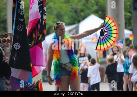 Les participants et les spectateurs sont descendus dans la rue pour honorer les droits du LGBTQ lors de la parade de la fierté gay 2019, samedi, 22 juin 2019, à Cincinnati, Ohio, États-Unis. L'édition 2020 de la parade de la fierté a été annulée en raison de la pandémie du coronavirus. (Photo de Jason Whitman/NurPhoto) Banque D'Images